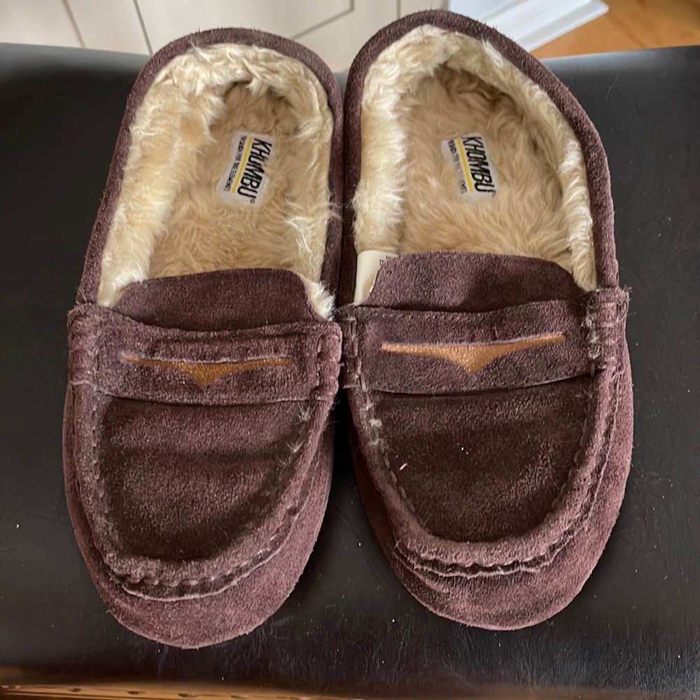 Khombu Joanie slippers.
